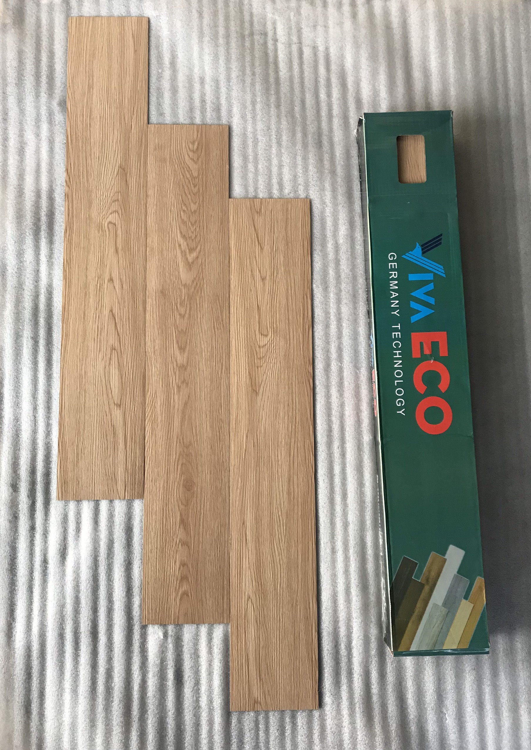 Sàn nhựa giá rẻ bóc dán v55